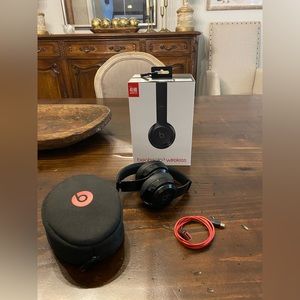 Beats Solo 3 wireless gloss black